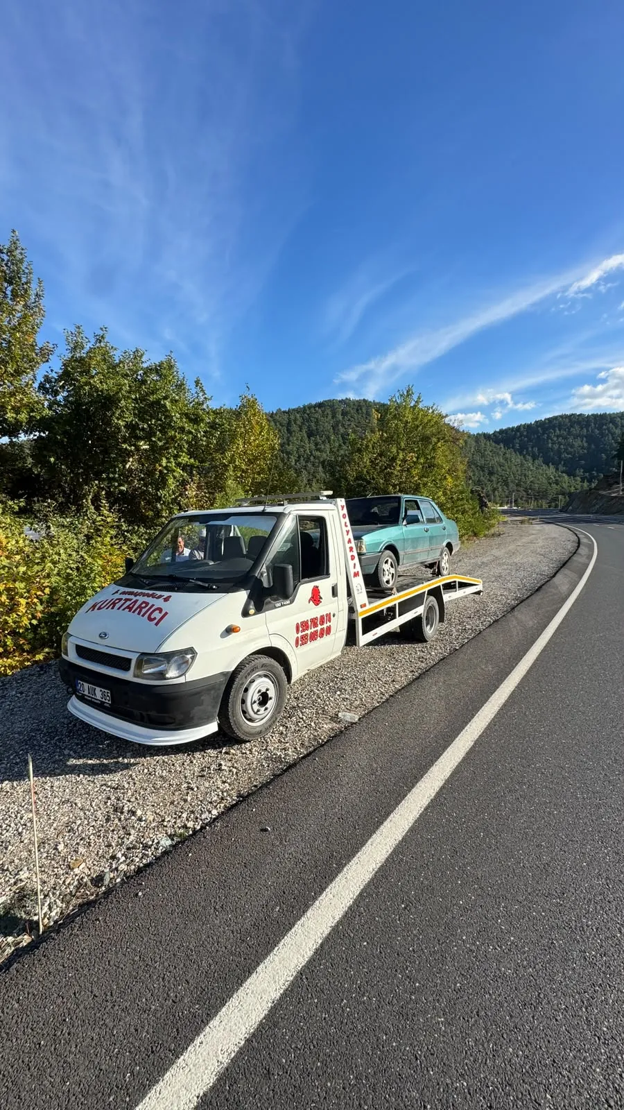 Dağ yolunda yol kenarında araç yüklemiş Onbaşıoğlu çekicisi