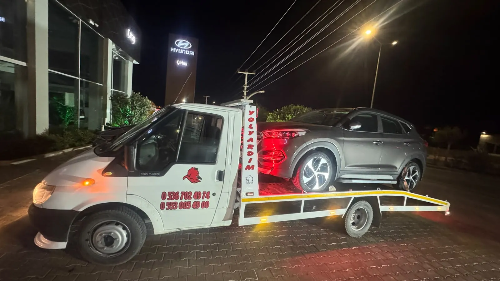 Onbaşıoğlu çekicisi gece, kasasında servise götürülen SUV ile