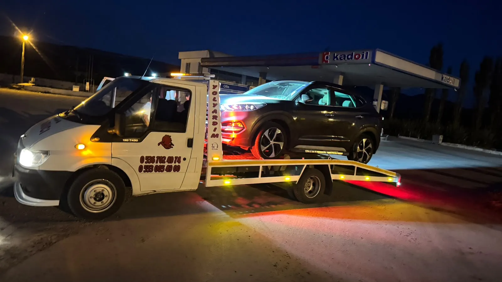 Akaryakıt istasyonunda kasaya yüklenmiş SUV